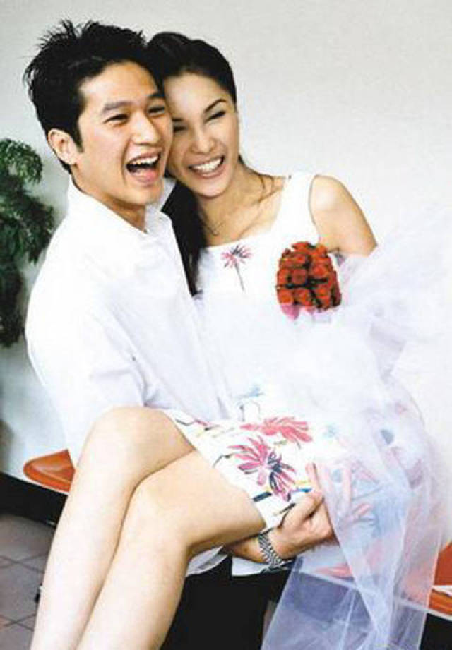 利菁与老公许育仁交往时,许育仁并不介意她是变性人的身份没有孩子,还
