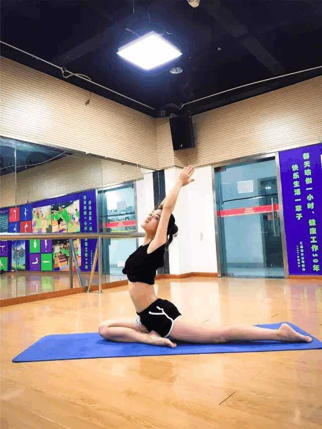 因这位美女瑜伽老师气质清新,面容清秀,且长相神