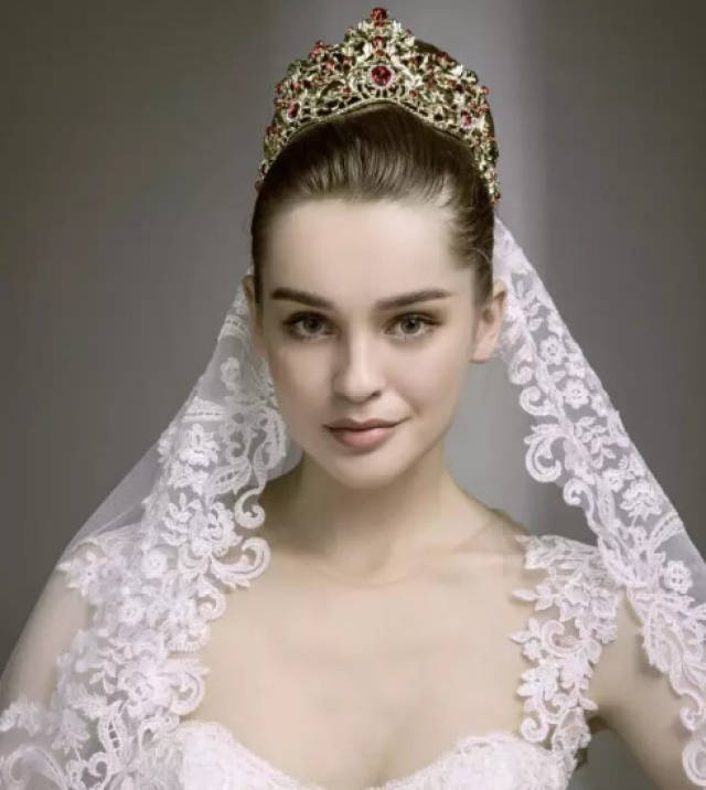 女王范新娘发型大全月牙形偏圆三角形发箍式皇冠