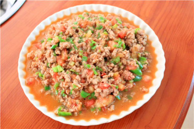 还有 黑三剁,用的黑大头,加上青椒和猪肉末,也是三样,分别剁碎,炒熟而