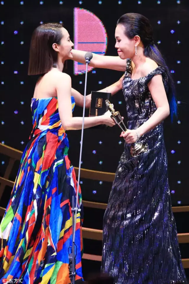 2017年第27届台湾金曲奖现场 蔡依林为最佳国语女歌手颁奖 当然,出道