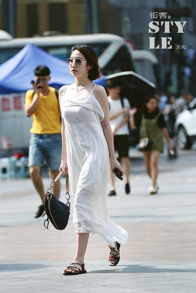 雪纺吊带裙是夏季比较常见的穿搭单品,独特的版型和设计风格很有仙气