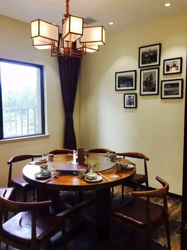 适合小聚 环境篇:【03 楼上】 双包间 店内整体装修风格是中西元素