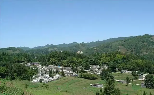 著名景點有文廟建築,十八連山的龍化石,大河茨託古文化遺址等.