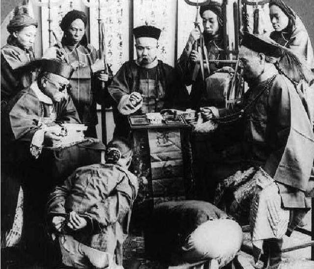 被关在玻璃房里卖票参观清朝总督是谁