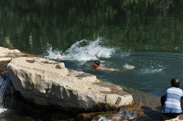 北方地区一年四季分明,农村门前的小河沟,也只有到夏季雨量大时河里