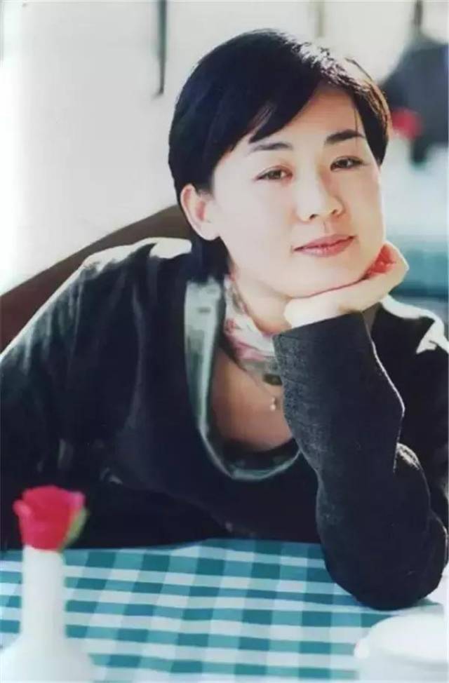 绮翘的扮演者是丛珊,1962年出生北京一个戏曲世家,父母亲都是昆曲演员