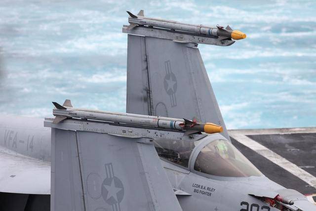 aim-9x号称世界上最先进的格斗空空导弹,如果真是被干扰掉就有点失颜