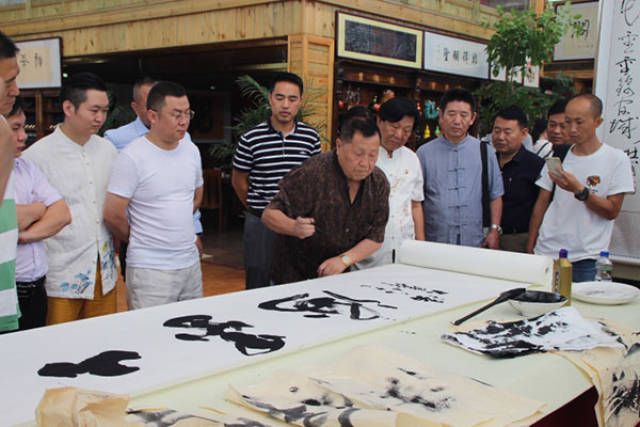 上图:河北省榜书协会会长李忠文作工作报告 上图:河北省榜书协会第二