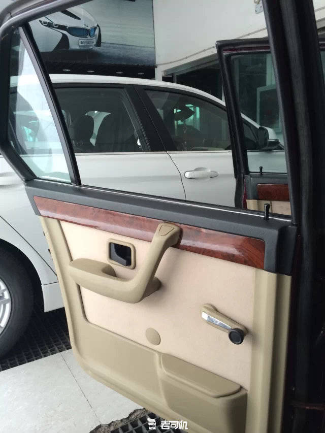 大角度后门 方便富豪下车 上车 手摇玻璃
