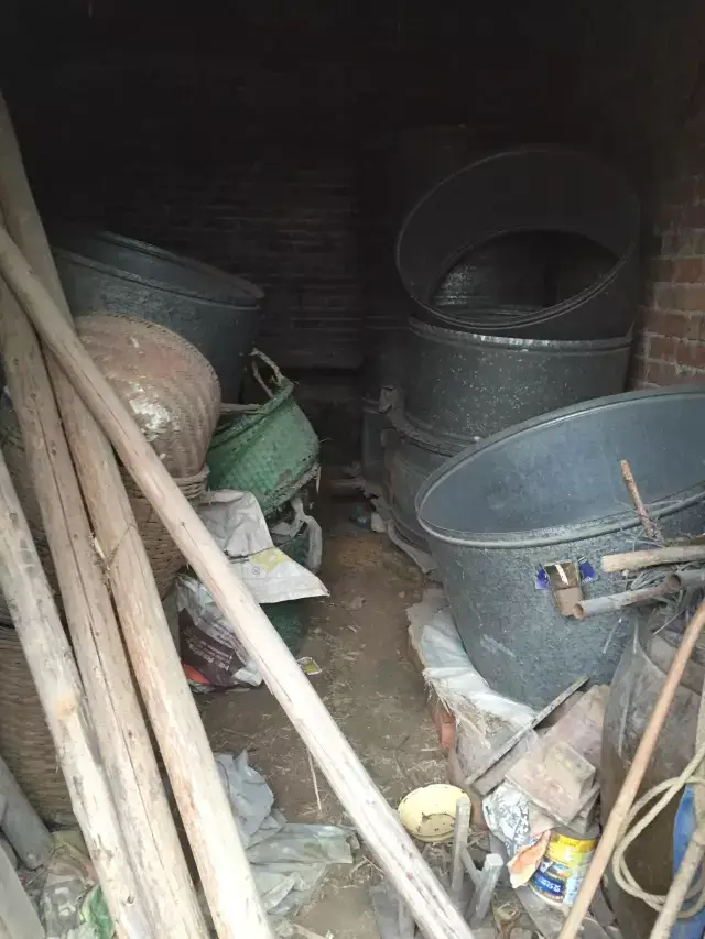 夫妻俩租下这座小宅时,院子残垣败瓦,堆满了各种破烂的农具和杂物