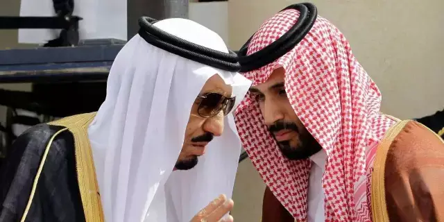 沙特王储摘下头巾图片
