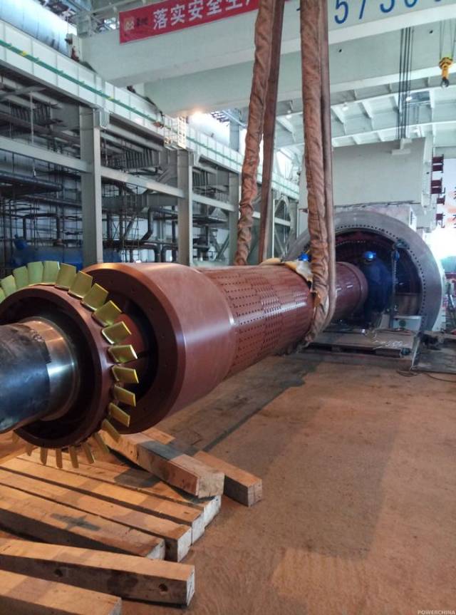 华润五间房工程1号机组发电机转子穿装一次成功