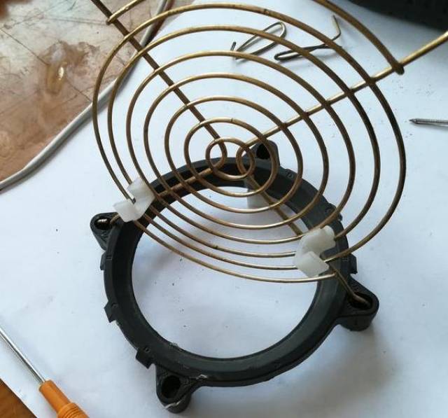 电脑达人自制了一个手机支架经济实惠还能直播