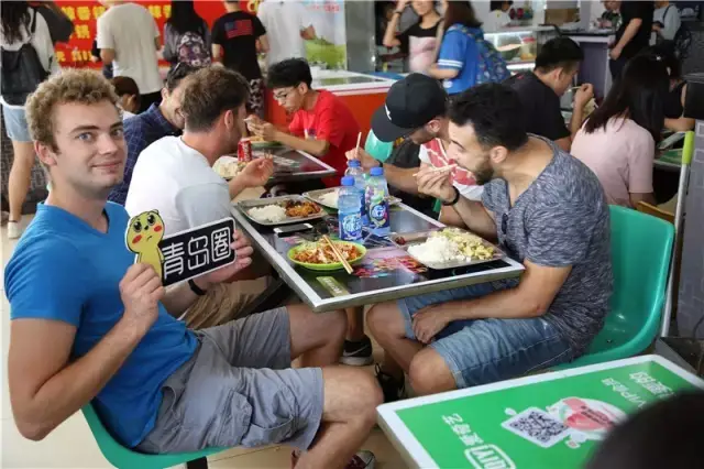 青岛科技大学食堂不一般?人均15元吃到扶墙走!