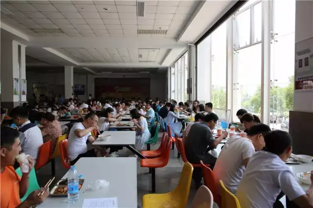 青岛科技大学食堂不一般?人均15元吃到扶墙走!