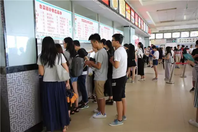 青岛科技大学食堂不一般?人均15元吃到扶墙走!