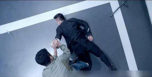 《杀破狼2》致敬前作:甄子丹警棍对吴京匕首刀!