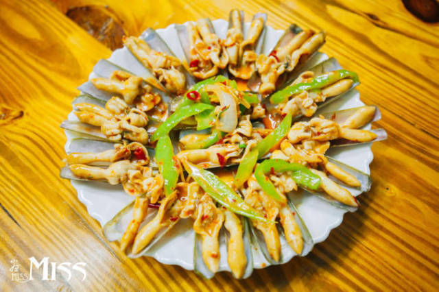 长长这种螺叫指甲螺,因为它细长似指甲盖而得名,螺肉有嚼劲,微辣口味