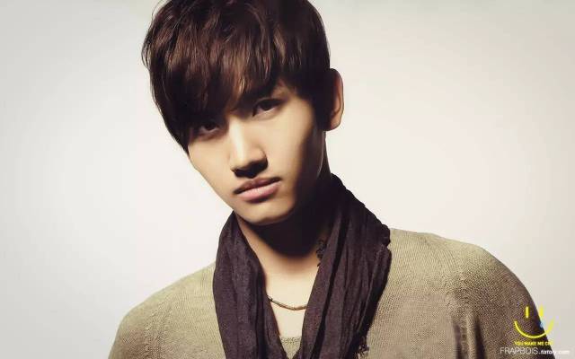 抱着小猫又搂又亲的昌珉马上要退役了,愿你归来时仍是少年