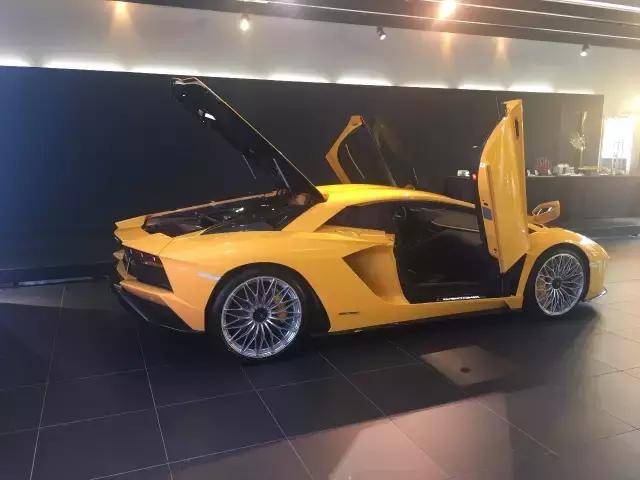 aventador s:坐进大牛是怎样一种体验?