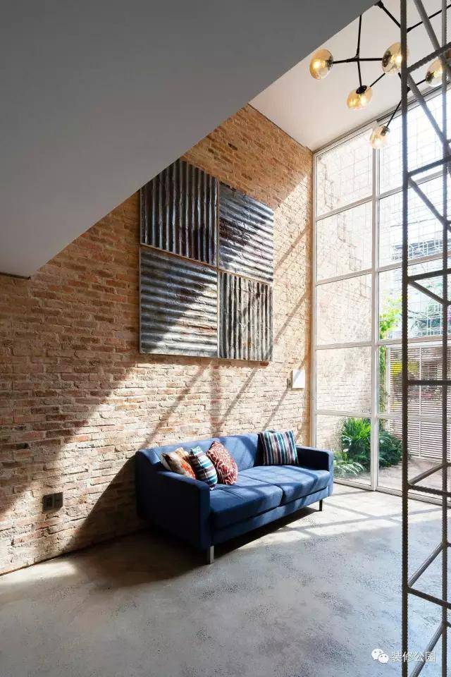 有特点的餐桌灶台设计,屋里天井下有棵树,已经快成了越南小面宽建房的