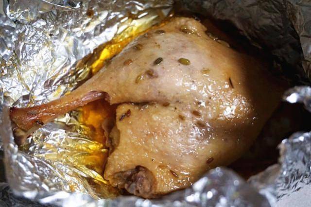 6,不过这样的烘烤并不能让表皮上色,所以20分钟后,取出鸭腿,打开锡纸.