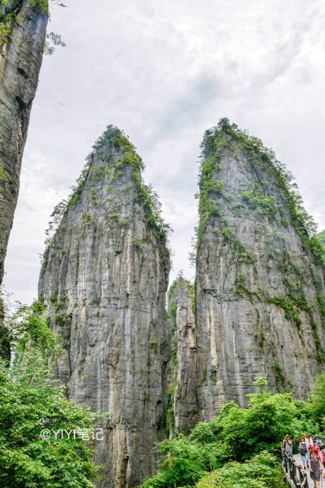 这两座山峰,有没有双子塔的既视感.