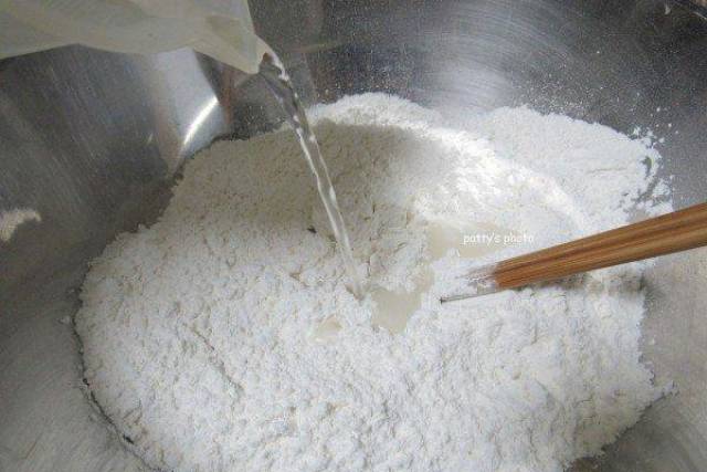先做面肠,澄粉水.高筋面粉加水. 第2步