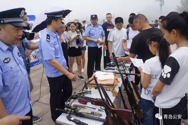 因开车鸣笛起争执青岛一男子掏枪打人被刑拘图