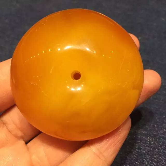 而缅甸,多米尼加等地的蜜蜡都是没有的,因为他们基本上都是杉科和豆科