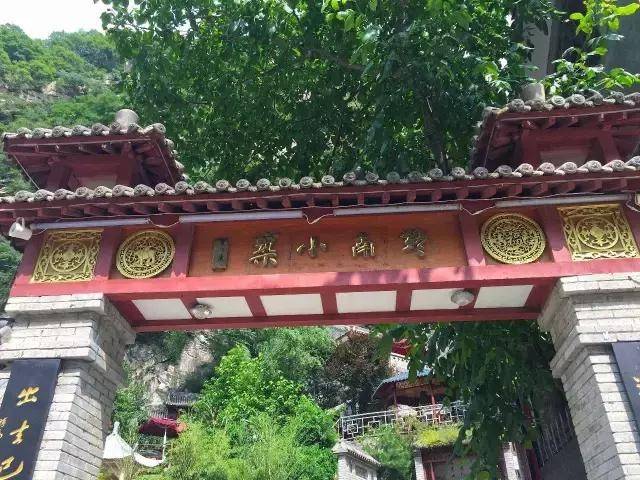 仿古红色门头,独立醒目.