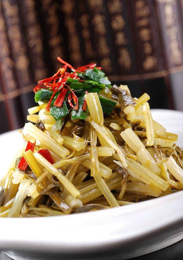 面条捞到碗里(面汤用在做浆水菜),加入刚才炒好的浆水菜,即可.