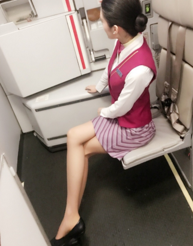 南航空姐撞脸迪丽热巴,叫迪丽冷巴,双胞胎妹妹?