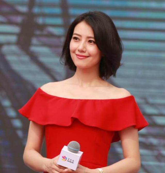 24位女明星穿上今年最流行的一字肩裙,赵丽颖最美