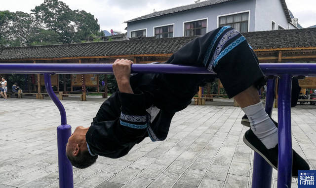 农村老大爷玩双杠倒立 连着做60个仰卧起坐