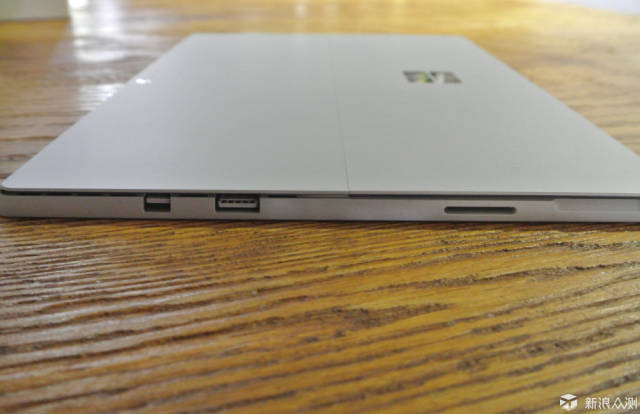 机身右侧有一个 surface connect 兼充电接口,一个 usb 3.