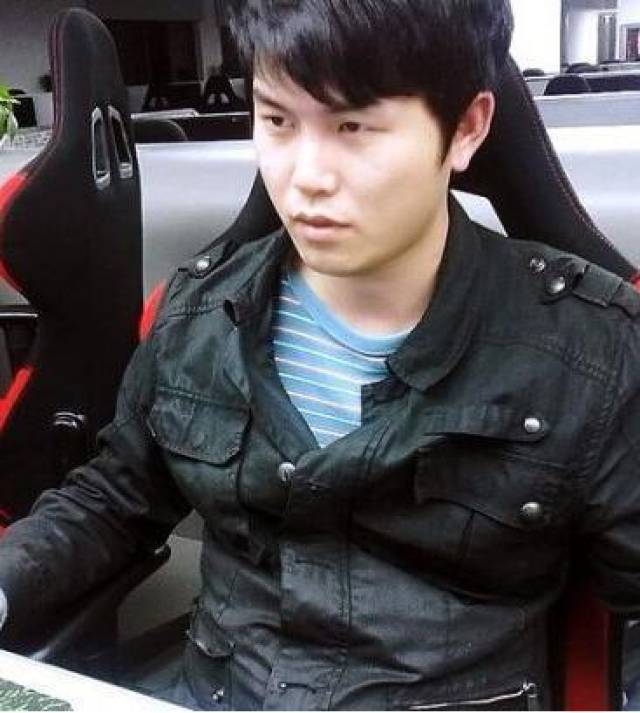 作为小僵尸,在祝福峰哥早日走出低谷的同时,期待峰哥的早日归来!