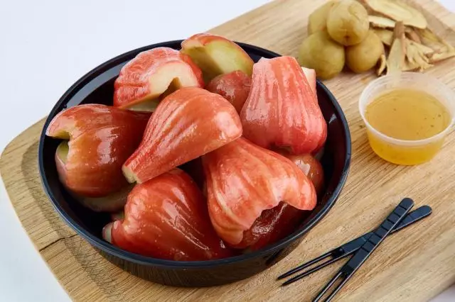 粉莲雾的清甜在梅汁的伴随下口感更加爽脆.