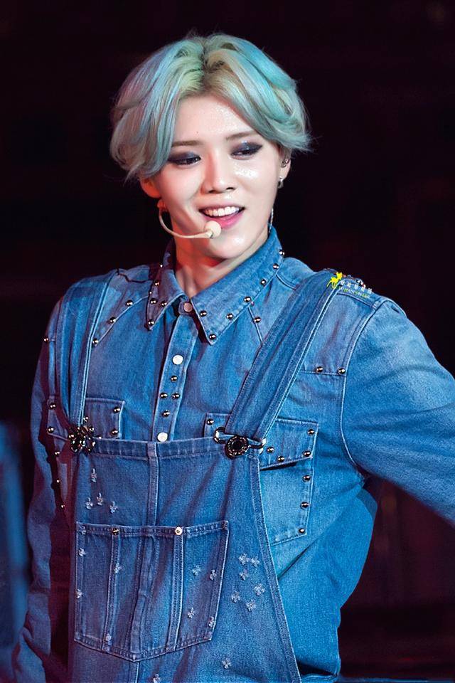 鹿晗一组演唱会照浓妆艳抹很帅气,遭网友吐槽!