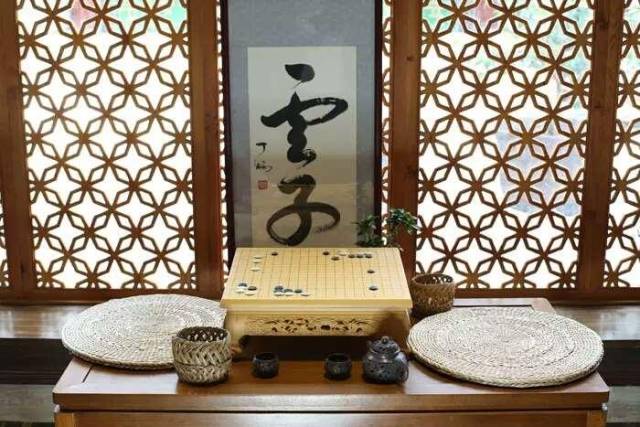 它是云南特产的围棋棋子—云子,历史上也有"云扁"或"云窑子"的称呼.