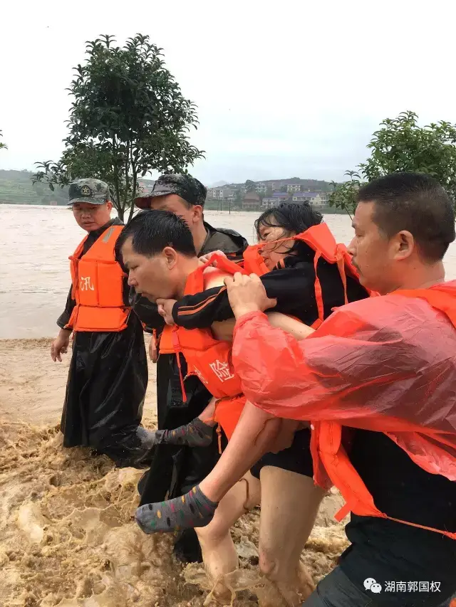 该镇党委书记阳克之和镇长曾立群等党政主要领导立即赶赴现场救援,镇