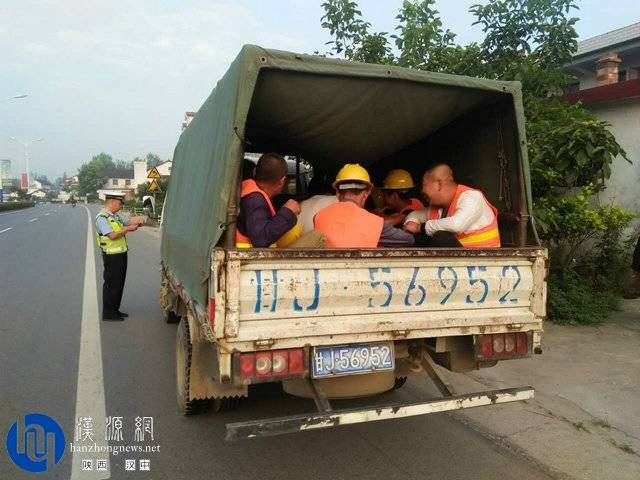 漢中兩貨車車廂載人 司機被罰1000元扣6分-其他頻道-手機搜狐