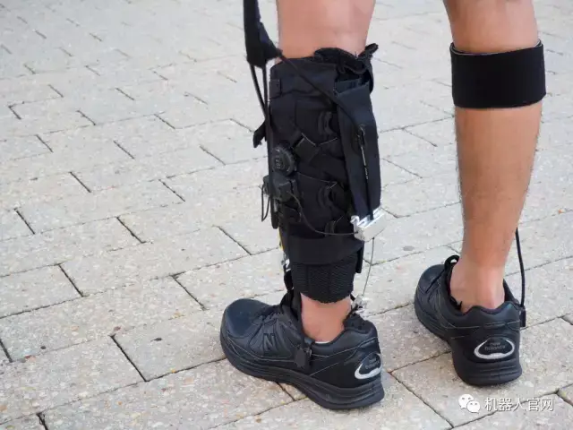 rewalk推出外骨骼机器人,助中风患者重拾步行梦_手机搜狐网