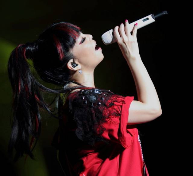 台湾天后包养小白脸出名了 送完豪宅再送名车 居然还受他气?