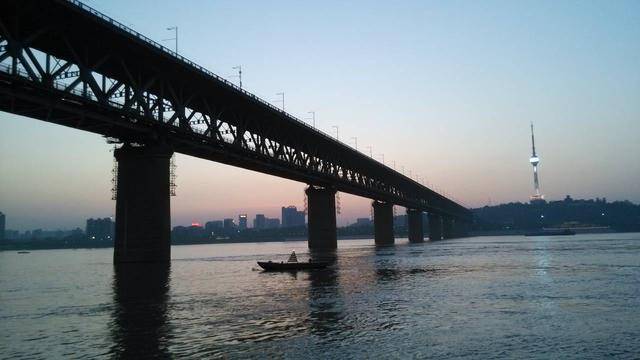 彩旗,出汉阳门,博击长江,顶风踏浪如履平川,或打鼓泅,或踩水,或扎眯子