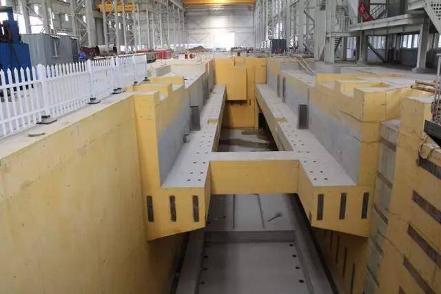 为16米辗环机准备的基础坑正在静待设备8月份到场