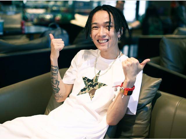 《中国有嘻哈》"你的男孩"tt走红,笑起来很可爱