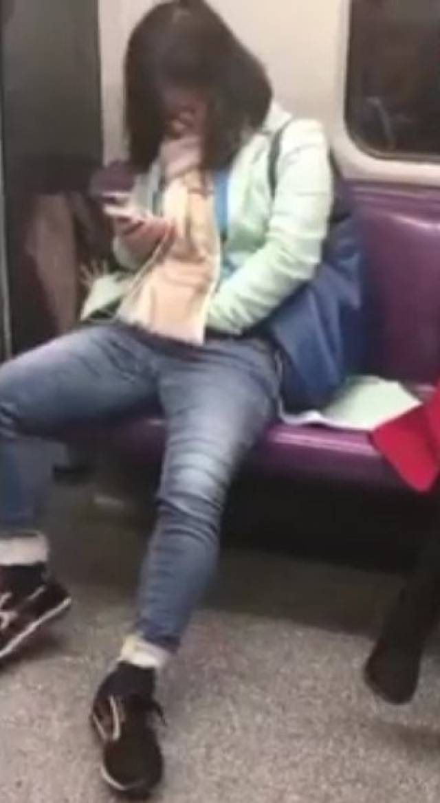 地铁上,电梯里男女情难自已 大秀恩爱不忍直视