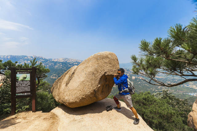五莲山风景区 顽石点头,也叫做风动石 五莲山风景区